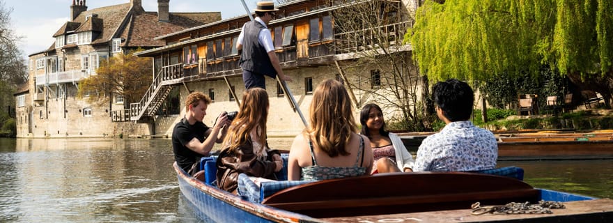 Université de Cambridge : visite guidée en barque sur la rivière Cam