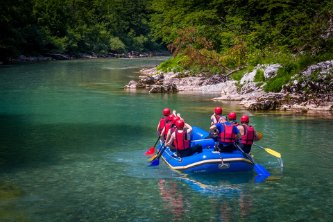 Fendez : Rafting dans les rapides de Cetina et saut de falaise avec instructeurOption de lieu de rendez-vous sans transfert