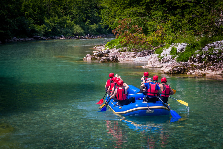 Fendez : Rafting dans les rapides de Cetina et saut de falaise avec instructeurOption de lieu de rendez-vous sans transfert