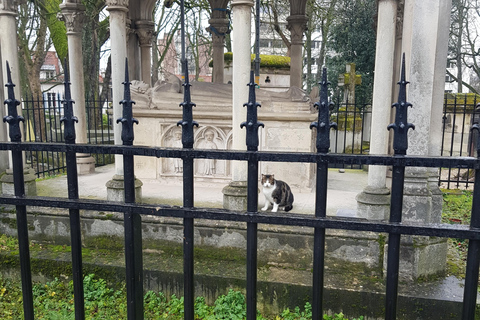 Père-Lachaise : histoires et mystères contés par un comédien En français