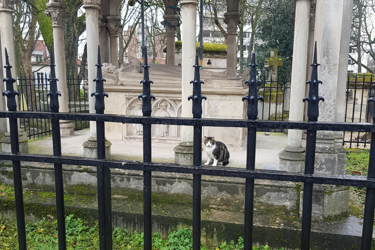 Père-Lachaise : histoires et mystères contés par un comédien En français