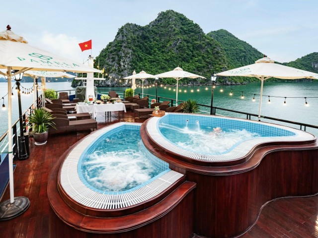 Halong Bay: 5-star Pamela Dinner Cruise with live music