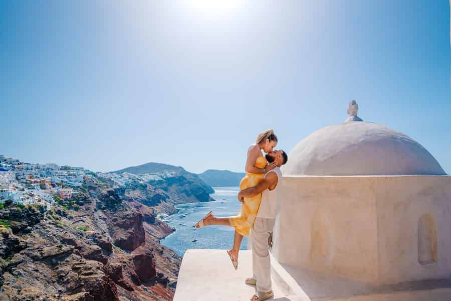 Santorini: Privates Fotoshooting für Paare in Oia mit 35 Fotos. Foto: GetYourGuide