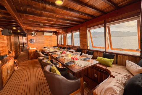 Labuan Bajo: 3-Day Komodo Sailing Luxury Boat with All Fees Deluxe Boat - Private Standar Room (2pax/room)