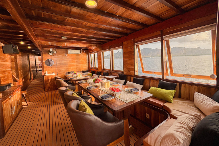 Labuan Bajo: 3-Day Komodo Sailing Luxury Boat with All Fees Deluxe Boat - Private Standar Room (2pax/room)