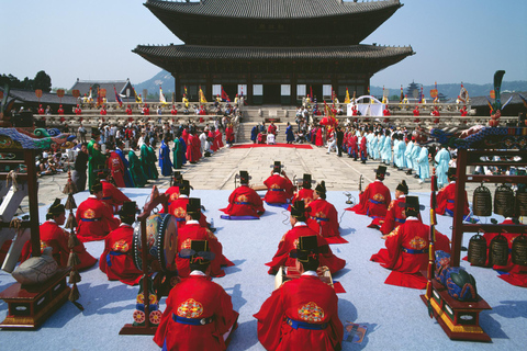 Seoul: Gyeongbok Palace, Bukchon Village, and Gwangjang Tour