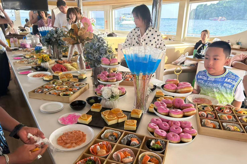 Phuket: Phi Phi Islands Yacht Cruise with Thai Longtail Boat FD1 Phi Phi Tour – Excluding National Park Fee