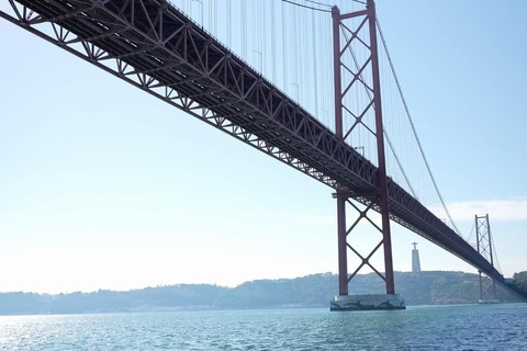 Wycieczka statkiem o zachodzie słońca w Lizbonie z winem w cenie