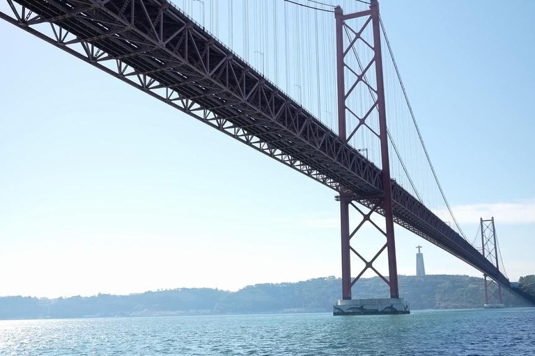 Wycieczka statkiem o zachodzie słońca w Lizbonie z winem w cenie