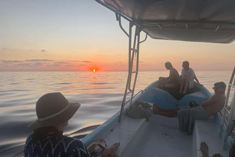 Puerto Escondido: Boat tour to enjoy the sunset