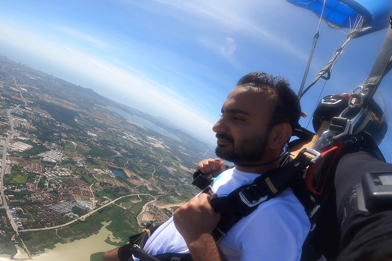 Thaïlande : Saut en parachute en tandem au-dessus de la côte estService de navette pour Bangkok