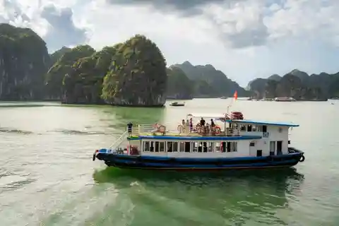 Desde Cat Ba Lan Ha y la Isla de los Monos Excursión de un día en barco