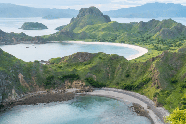Labuan Bajo: Private Yacht Komodo-Inseln &amp; Manta-SchnorchelnPrivate Yachttour am Vormittag (13:00–19:00 Uhr) – Maximal 6 Gäste