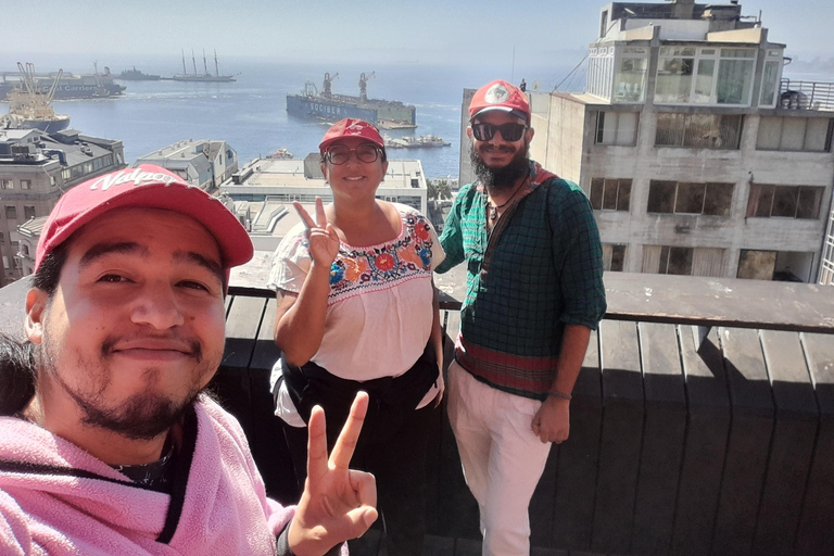 Valparaíso: LGBTour con corsa in funicolareValparaíso: tour LGBT con funicolare