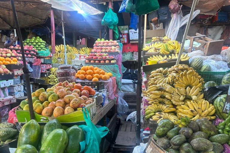 Kampala: Guided Walking Tour with Local Food Buffet