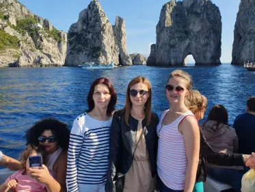 Von Neapel aus: Capri Inselrundfahrt mit Mittagessen und Blauer Grotte