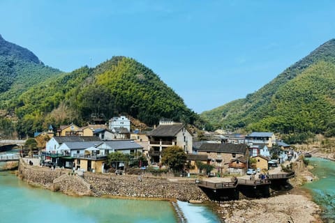 Shanghai: Fuchun River 2-Day Tour with Hike & Cruise