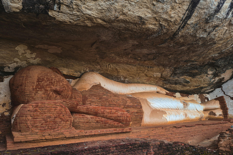 Colombo: Private Transfer to Sigiriya or Kandy with Stops
