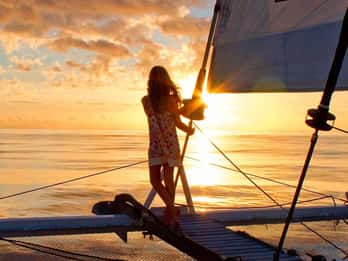 Limassol: Cruzeiro de Catamarã ao pôr do sol com snacks e bebidas