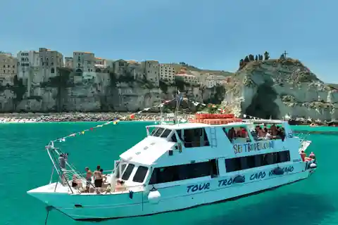 From Tropea: Capo Vaticano boat tour with snorkel & aperitif