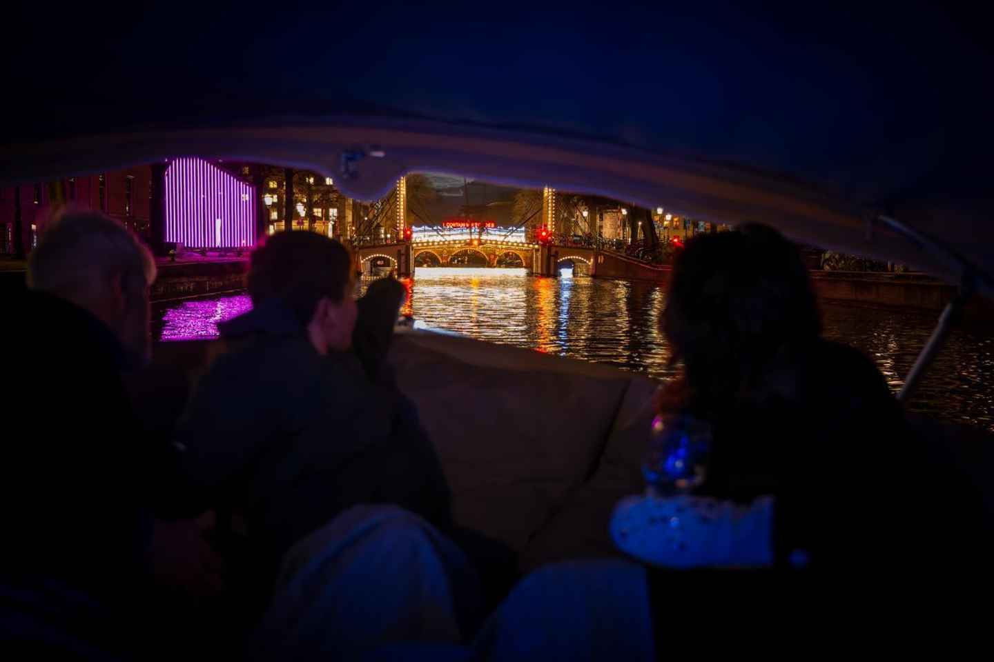 Amsterdam: Ljósahátíðar Bátferð með Heitum Drykkjum