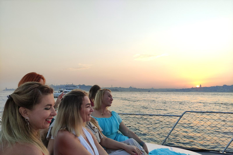 Istanbul: Bosphorus Sunset Cruise with Snacks and Wine Istanbul: Bosphorus Sunset Cruise without Wine