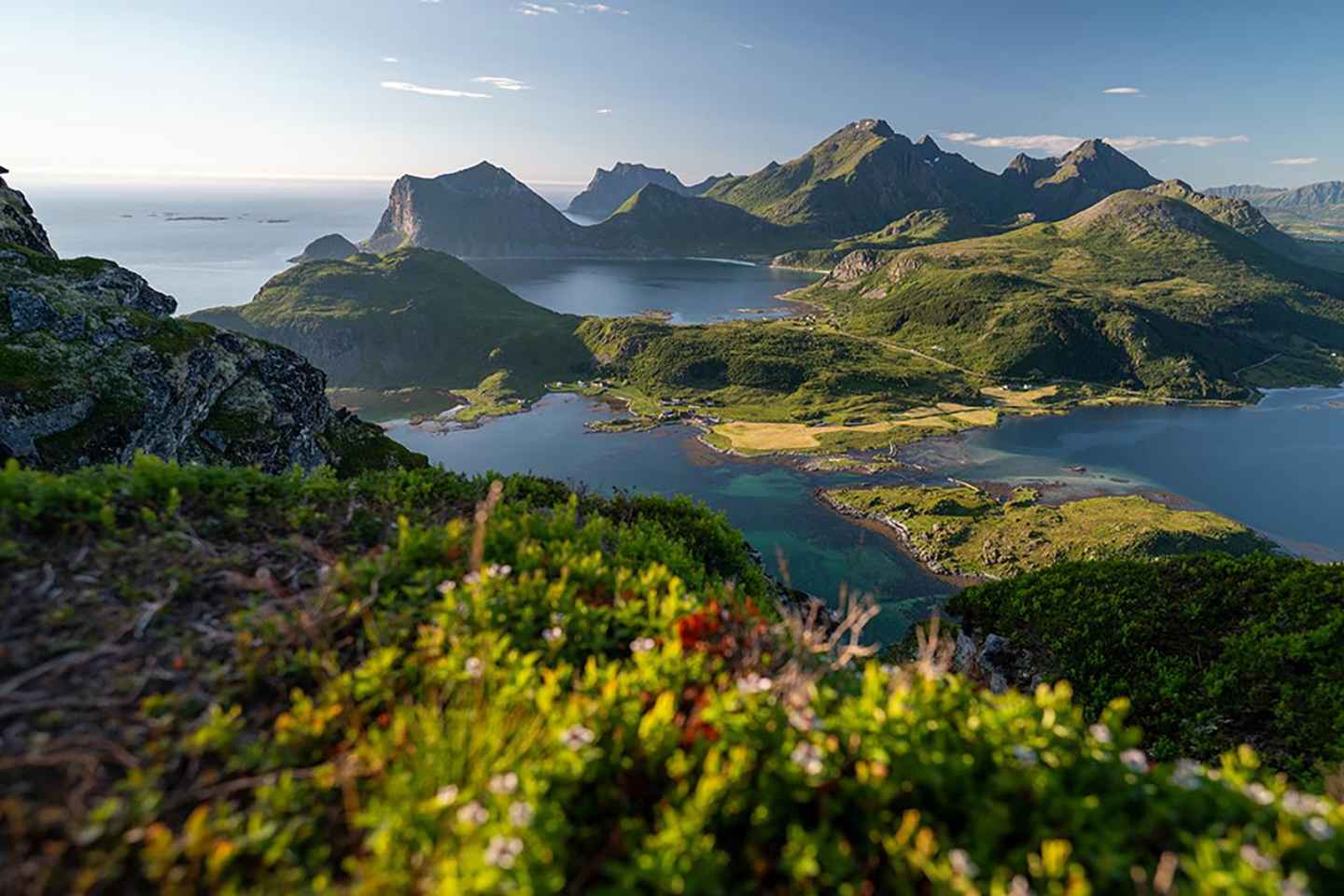 Svolvær: Guided Hike with Snacks