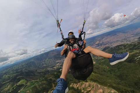 Medellín: Skip-the-Line Paragliding W 20-Yr Experience Pilot