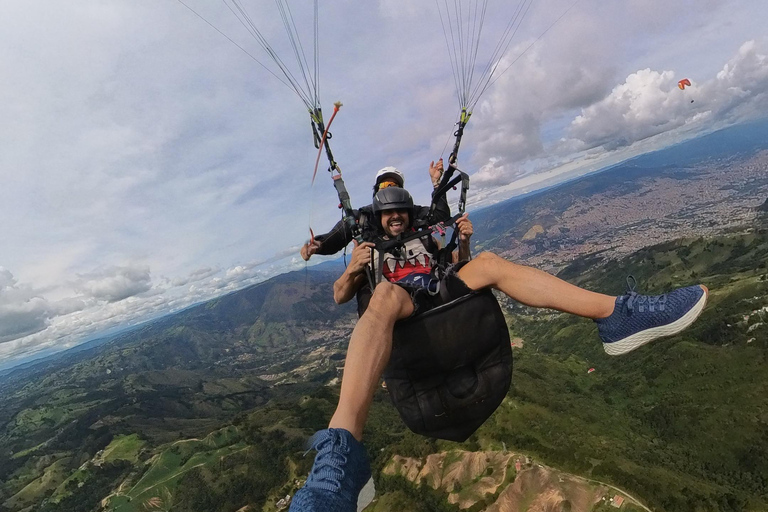 Medellín: Skip-the-Line Paragliding W 20-Yr Experience Pilot