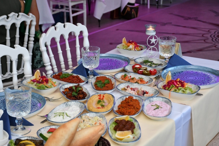 Istanbul : dîner-croisière et spectacle sur le Bosphore avec table privéeDîner et boissons alcoolisées à volonté avec transfert à l'hôtel