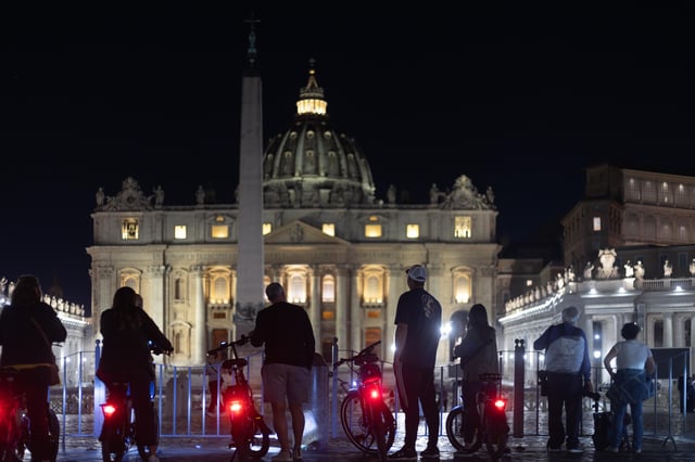 Roma: Tour nocturno en bicicleta eléctrica con degustación de comida y vino