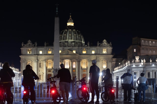 Rome: E-Bike Night Tour with Food and Wine Tasting