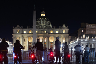Rome by Night: E-bike Small Group Tour -Food & Wine (Option)