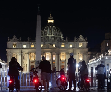 Rome: E-Bike Night Tour with Food and Wine Tasting