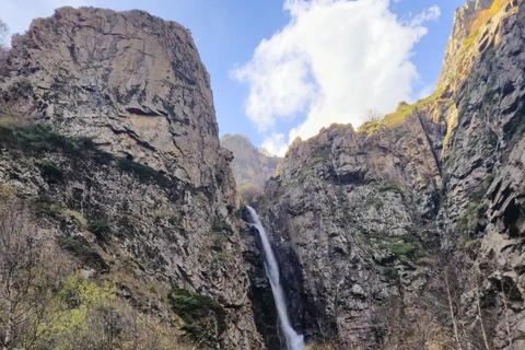 Kazbegi: Gveleti Waterfall 4x4 Jeep Tour & Guided Hike
