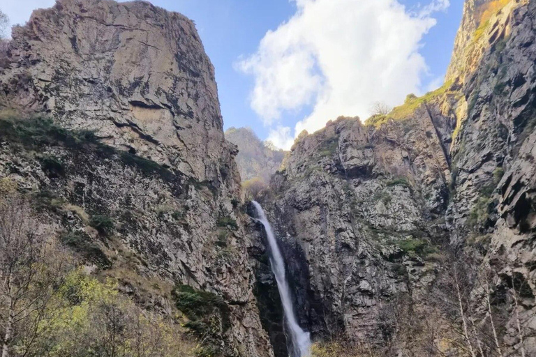 Kazbegi: Gveleti Waterfall 4x4 Jeep Tour & Guided Hike