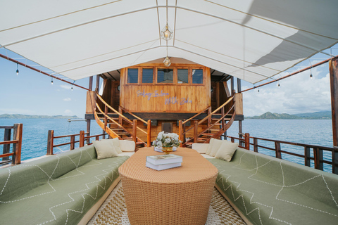Labuan Bajo: 3-Day Komodo Sailing Luxury Boat with All Fees Deluxe Boat - Private Standar Room (2pax/room)
