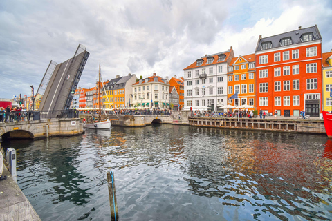 Rondvaart door de grachten in Kopenhagen en stadswandeling Nyhavn3 uur: rondleiding door de oude binnenstad en boottocht