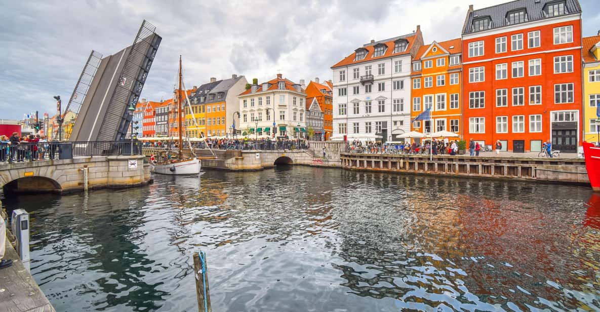 Afbeelding 13 van Kopenhagen: Rondvaart door de grachten & wandeltour door de oude stad/Nyhavn