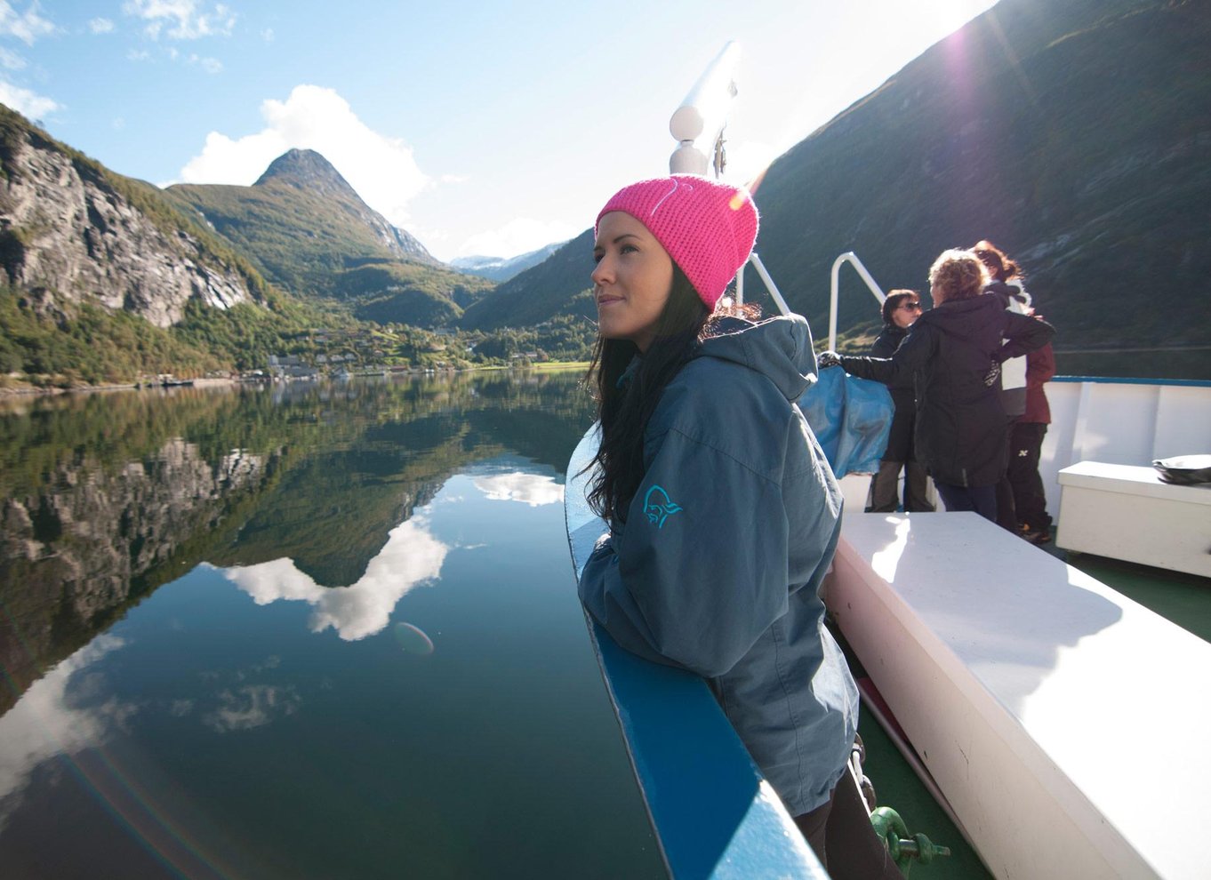 Geiranger: Sightseeingbådtur i fjorden og til vandfaldene – 75 minutter og 2 timer