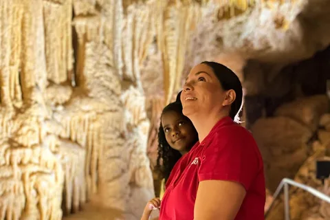 Excursão às Maravilhas Escondidas das Cavernas da Ponte Natural