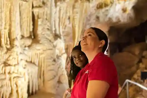 Excursão às Maravilhas Escondidas das Cavernas da Ponte Natural