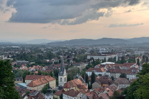 Ljubljana : château magnifique à pied et nouveaux lieux :)Le château de Ljubljana à pied et à travers de nouveaux lieux de la ville