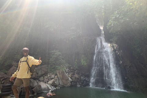 Aventura de natación y columpio en la cascada de Arusha, de Kingstone Asilia