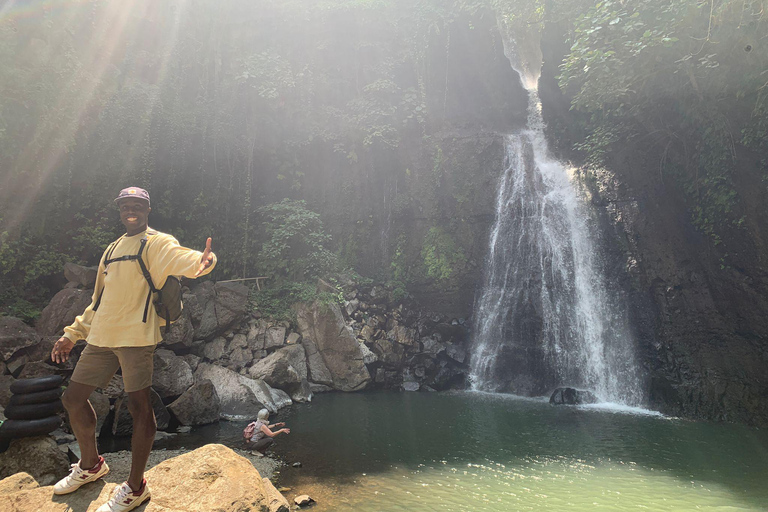 Aventura de natación y columpio en la cascada de Arusha, de Kingstone Asilia