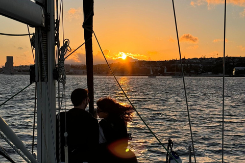 لشبونة: رحلة بحرية رومانسية عند غروب الشمس مع النبيذ والتاباس البرتغالي