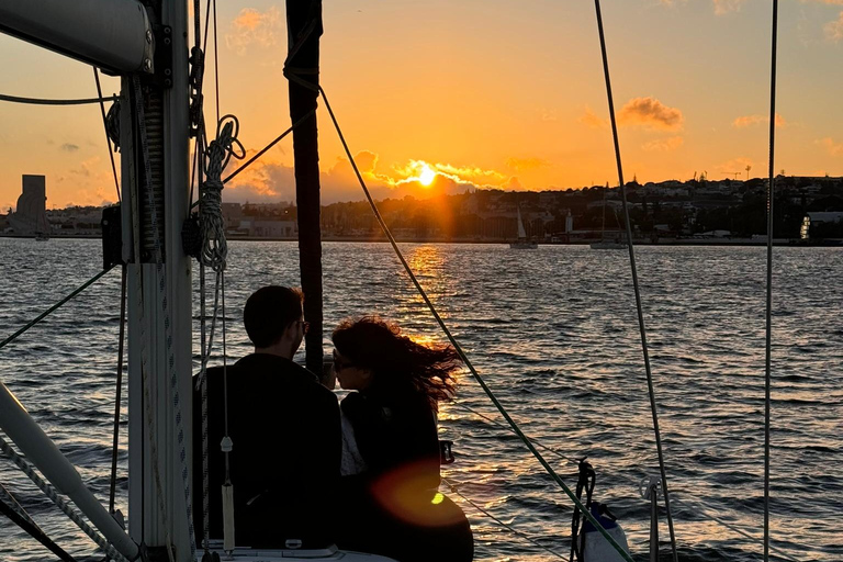 لشبونة: رحلة بحرية رومانسية عند غروب الشمس مع النبيذ والتاباس البرتغالي