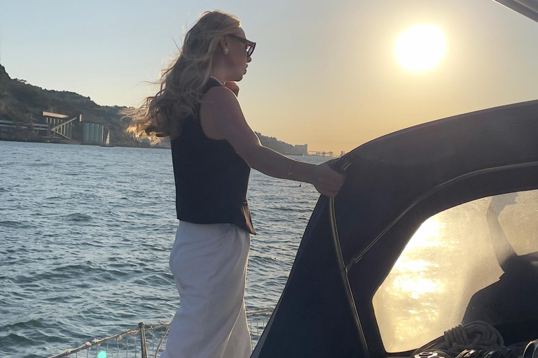 Lisboa:Sunset Sailing Tour at Tagus River with welcome drink