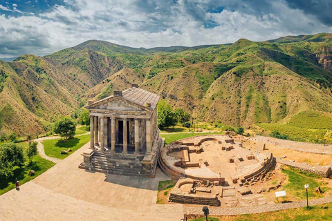 Uitstapje naar Symfonie van Stenen, Geghard &amp; Lavash bakken in Garni