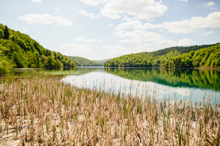 Vanuit Split of Trogir: Plitvice Meren Tour met toegangsbewijsPlitvicemeren: groepstour vanuit Split